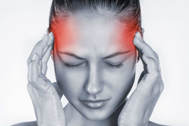 Donna mal di testa senza osteopatia