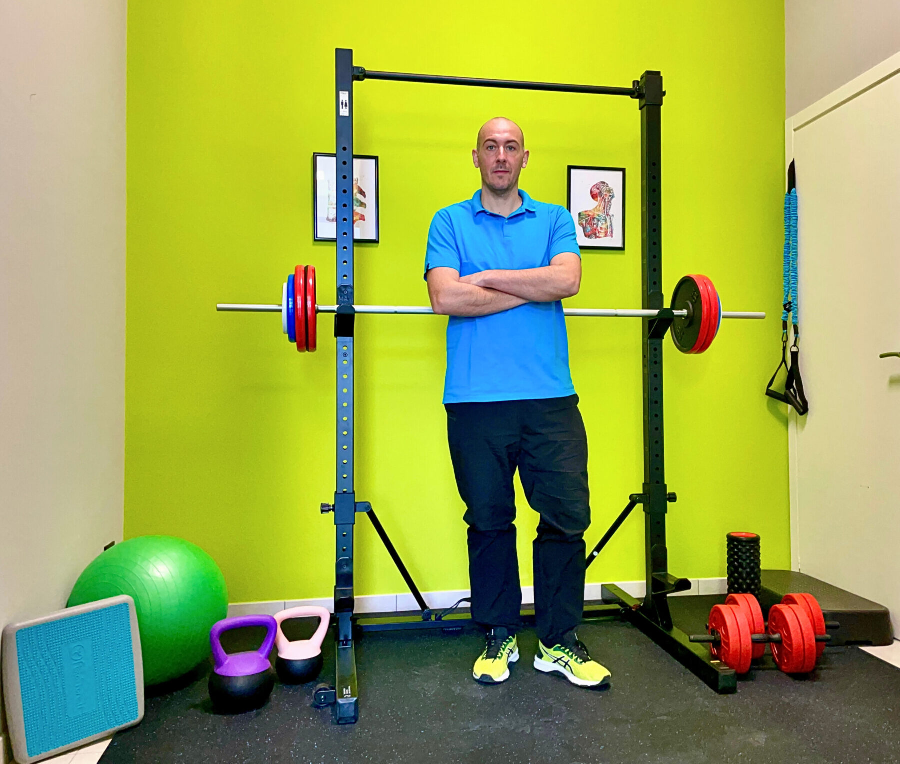 Fisio palestra con attrezzi e bilanciere nello studio di fisioterapia specializzato in esercizio terapeutico tra Cuneo e Mondovì