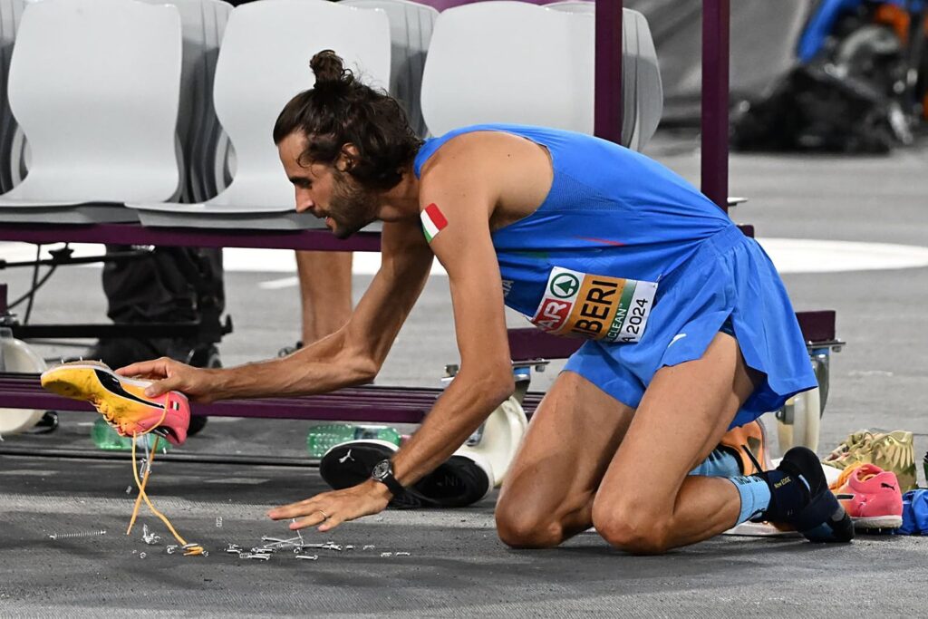 tendinopatia-achillea-atleta-running-fisioterapia Atleta durante lo stretching dopo la corsa e l'attività sportiva